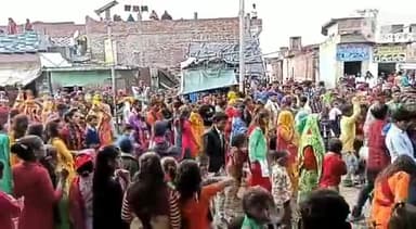 फरीदपुर: फरीदपुर तहसील क्षेत्र के गांव बबूरा में, श्रीमद् भागवत कथा के आयोजन को लेकर निकाली गई कलश यात्रा