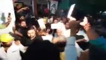 वाराणसी में जिला अदालत से बाहर निकलते समय आकांक्षा दुबे के समर्थकों ने समर को मारने की कोशिश की, पुलिस ने किया बीच-बचाव