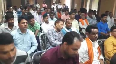 डलमऊ: दीनशाह गौरा ब्लॉक परिसर में भाजपा के मंत्री दिनेश प्रताप सिंह ने मंडल अध्यक्ष व बूथ अध्यक्षों के साथ की बैठक