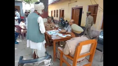 इकौना: थाना अध्यक्ष द्वारा थाना नवीन मॉडर्न पर समाधान दिवस में आए फरियादियों की जन समस्याओं को सुना गया