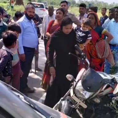 तिलहर: गांव रटा में ईको गाड़ी की टक्कर लगने से मोटरसाइकिल सवार दंपत्ति हुए घायल,भाजपा विधायक ने काफिला रोक जाना हाल।