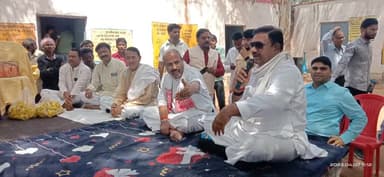 केन्द्रीय मंत्री डाक्टर वीरेन्द्र खटीक ने चंदपुरा में चबूतरा पर लगाई चौपाल सुनी जनता की समस्यायें तत्काल किया निराकरण सादगी पर लोग हो गए फिदा ।