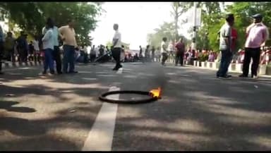 कांके: सरना झंडे के अपमान के विरोध में रांची बंद, आदिवासी संगठनों ने रातू रोड बाईपास सहित कई इलाकों में आवागमन किया ठप