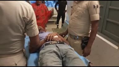 बिहार: इमामगंज गांव के पास नशे की हालत में गिरे हुए व्यक्ति को पुलिस ने इलाज के लिए पहुंचाया सदर अस्पताल