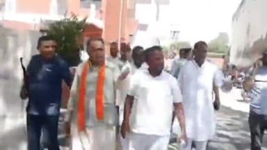 हिसार: हांसी अनाज मंडी स्थित मार्किट कमेटी कार्यालय में विधायक विनोद भ्याना ने ली अधिकारियों व व्यापारियों की बैठक