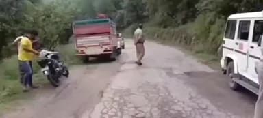 खुंडियां: खुंडिया अंबाडा मार्ग पर पुलिस ने यातायात नियमों की अवहेलना पर वसूला ₹4000 रुपये जुर्माना