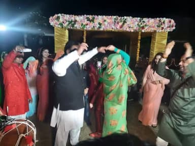 खुशी की वो रात आ गई कोई गीत बजने दो ,नाचो रे झूम झूम, गाओ रे झूम झूम शादी की 43 वी साल गिरह