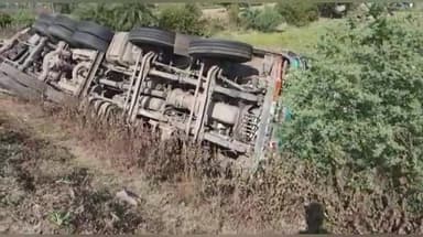 नरसिंहपुर: राजमार्ग चौराहे पर लोहे के पाइप से भरा ट्रॉला पलटा, दो दुकान एवं एक बाइक हुई क्षतिग्रस्त