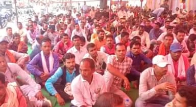 अंबिकापुर: अपनी मांगों को लेकर छत्तीसगढ़ राज्य दैनिक वेतन भोगी कर्मचारी संघ ने देव होटल के पास किया धरना प्रदर्शन