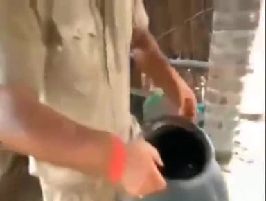 सिंगरौली: लंघाडोल पुलिस ने डोगरी गांव में अलग-अलग स्थानों से 4 कारोबारियों के कब्जे से 120 लीटर महुआ शराब ज़ब्त कर की कार्रवाई