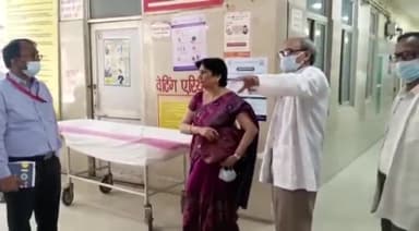 महानिदेशक चिकित्सा एवं स्वास्थ्य उत्तर प्रदेश डॉक्टर लिली सिंह द्वारा मंडलीय चिकित्सालय में किया गया औचक निरीक्षण
