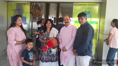 जगदलपुर: बॉलीवुड गायिका हेमा सरदेसाई प्रस्तुति देने पहुंची जगदलपुर, एयरपोर्ट पर मंडई समिति के सदस्यों ने किया स्वागत