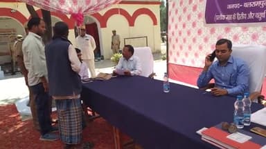 यूपी बलरामपुर के ललिया थाना समाधान दिवस में डीएम डाक्टर महेंद्र कुमार ने सुनी जनसमस्याएं। निस्तारण करने के लिए मताहतों क