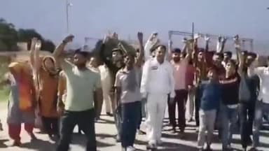 धनौरा: मोहल्ला शिवपुरी में बंदरों के आतंक से परेशान लोगों ने किया प्रदर्शन