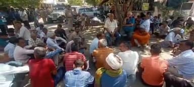 बड़गांव: पालड़ी में हुई बुजुर्ग की मौत के मामले में मोर्चरी के बाहर प्रदर्शन कर रहे परिजन मांगे पूरी होने के आश्वासन के बाद माने