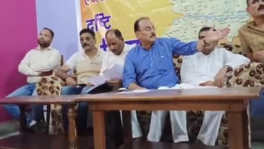 बेतिया: ब्लॉक परिसर के समीप स्थित विजन बिहार सामाजिक संगठन के द्वारा आयोजित की गई प्रेस वार्ता