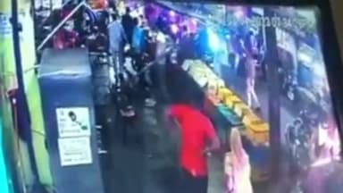 રાજકોટ પૂર્વ: ધર્મેન્દ્ર રોડ ખાતે ફ્રૂટની દુકાનનાં સંચાલકને માર માર્યાના CCTV ફૂટેજ સામે આવ્યા, પોલીસે તપાસ હાથ ધરી