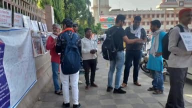 स्वास्थ्य के अधिकार कानून बनाने के पक्ष में कैंट स्टेशन पर हस्ताक्षर अभियान चलाया गया