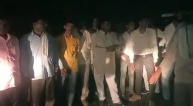 जलेसर: पौण्डरी पुलिस चौकी से कुशवा तक बन रही सड़क को लेकर ग्रामीणों में आक्रोश, गुणवत्ता सुधारने हेतु प्रशासन को दिया अल्टीमेटम