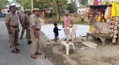 इटवा: त्रिलोकपुर पुलिस ने गश्त के दौरान बड़हरा में सड़क किनारे लगे अतिक्रमण को हटवाया, दिए आवश्यक निर्देश