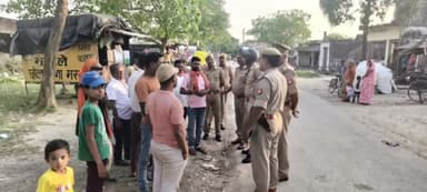 इटवा: ऑपरेशन सुदर्शन के क्रम में त्रिलोकपुर पुलिस ने बड़हरा विशुनपुर में आम जनमानस को नशा मुक्ति हेतु किया जागुरूक