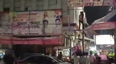 इटवा: आचार संहिता लगने के बाद SDM व थाना प्रभारी की अगुवाई में इटवा चौराहे से हटवाए गए सियासी दलों के बैनर-पोस्टर