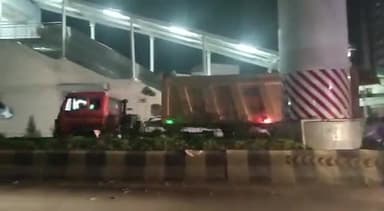 कानपुर: कल्याणपुर के जीटी रोड पर पुलिस बैरिकेडिंग से भिड़ा डंपर, लगा कई किलोमीटर लंबा जाम