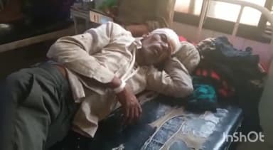 टीकमगढ़: ग्राम लारोन में एक व्यक्ति के साथ गांव के ही लोगों ने की मारपीट, जिला चिकित्सालय में कराया गया भर्ती