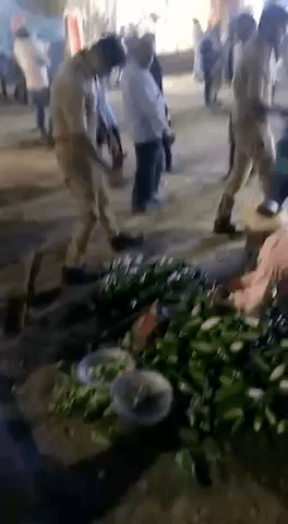 देवीपाटन  मेलाके दौरान मेला गेट के सामने एक दादा जो अपने बच्चे के साथ खीरा से लदा हुआ ढेला लेकर जा रहे तभी उनका ढेला पलट गया जिससे दादा परेशान हो गए लेकिन  वहां ड्यूटी