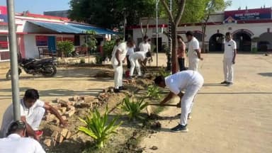 प्रतापगढ़: एसपी के निर्देश पर पुलिस लाइन के साथ जिले के सभी थानों में पुलिसकर्मियों ने चलाया स्वच्छता अभियान, साफ-सफाई की