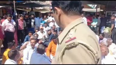 शामली: थाना भवन कस्बे में बालाजी प्राण प्रतिष्ठा यात्रा निकालने से नाराज हिंदू संगठन के लोग व क्षेत्र के लोगों ने किया प्रदर्शन