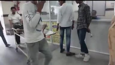 बेतिया: सेनुअरिया चौक पर सड़क दुर्घटना में 2 व्यक्ति गंभीर रूप से जख्मी, जीएमसीएच में भर्ती