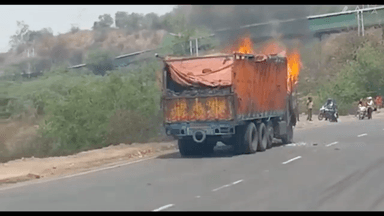 सिंगरौली: जयंत मुड़वानी डैम के समीप सड़क पर दौड़ती ट्रेलर वाहन में लगी भीषण आग, धू धू कर जली वाहन