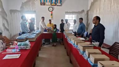 चलकुशा: उत्क्रमित प्लस टू मध्य विद्यालय चलकुसा में राज्य सरकार द्वारा उपलब्ध कराई गई पोशाक का मुखिया ने किया वितरण