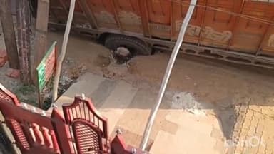 आगरा: पश्चिमपुरी इलाके में ईंटों से भरा ट्रक सड़क में धंसा, बीजेपी नेता ने वीडियो वायरल कर जल-निगम पर लगाए गंभीर आरोप