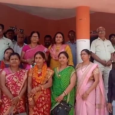 सोनपुर: केपी मध्य विद्यालय गंगाजल की शिक्षिका मीना देवी के सेवानिवृत्त होने पर स्कूल से हुई भावभीनी विदाई