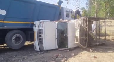 घाटमपुर: ब्लॉक परिषद के पीछे तेज रफ्तार डंपर ने ईदगाह की तोड़ी बाउंड्री व पिकअप में मारी टक्कर, हादसे में पिकअप चालक हुआ घायल