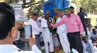 डलमऊ: बइलानवीर बाबा 14 मील के पास भारतीय किसान यूनियन की पंचायत में उठे कई मुद्दे, खंड विकास अधिकारी को दी आंदोलन की चेतावनी