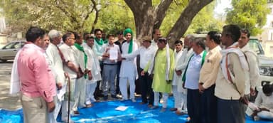 जनपद हमीरपुर के किसानों की आत्महत्या से आक्रोशित किसानों ने प्रदर्शन कर जिला प्रशासन के खिलाफ हत्या का मुकदमा दर्ज कराते हुए पीड़ित परिवार को एक-एक करोड़ रु मुआवजे की मांग की