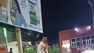 आगरा: खेरिया मोड़ चौराहे पर हिंदूवादी नेता रौनक ठाकुर ने तलवार से काटा केक, वीडियो वायरल होने पर पुलिस कार्रवाई में जुटी