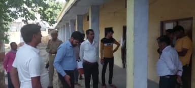 सवायजपुर: नायब तहसीलदार और ईओ ने पाली के मतदान केंद्रों का किया निरीक्षण, दिए आवश्यक दिशा निर्देश