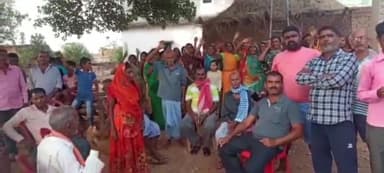 बगोदर: बगोदर विधानसभा के बराघाट  में अनिल यादव हत्याकांड की अभियुक्त की गिरफ्तारी की मांग को लेकर  ग्रामीणो की हुई बैठक