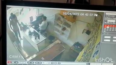 आगरा: थाना फतेहाबाद के दीन दयाल चोक स्थित जन सेवा केंद्र में हुई लूट का सीसीटीवी फुटेज हो रहा वायरल, जांच में जुटी पुलिस