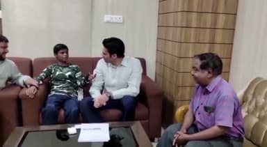 कटनी नगर: 6माह बाद अपने बिछड़े पिता से मिला किशोर,रेलवे स्टेशन में लावारिश मिला था किशोर, जिला प्रशासन ने किया अथक प्रयास