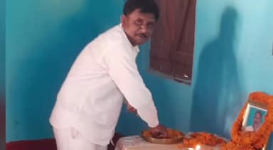 करपी: किंजर में राजद नेता स्व0 अखिलेश सिंह के तीसरी पुण्यतिथि पर समाजसेवियों ने की पुष्प अर्पित।