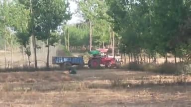 महसी: कोरियन पुरवा के पास मिट्टी खनन के कारोबारी बेखौफ होकर मडलोलर मशीन से करते खनन,वीडियो वायरल।