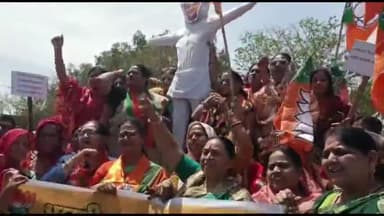 अजमेर: बीजेपी महिला मोर्चा ने किया प्रदर्शन फूंका मुख्यमंत्री का पुतला कलेक्ट्रेट के बाहर किया प्रदर्शन