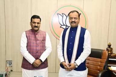 इटवा: इटवा से पूर्व विधायक डॉ सतीश द्विवेदी ने क्षेत्र की समस्याओ की लेकर डिप्टी सीएम केशव प्रसाद मौर्य से लखनऊ मे की मुलाकात