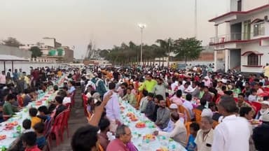 इटवा: रमजान के मौके पर इटवा में आयोजित रोजा इफ्तार में सैकड़ों की संख्या में लोग हुए शामिल