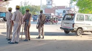 तिलहर: कोतवाली प्रभारी के निर्देश पर नगर क्षेत्र में चलाया गया वाहन चेकिंग अभियान, काटे चालान